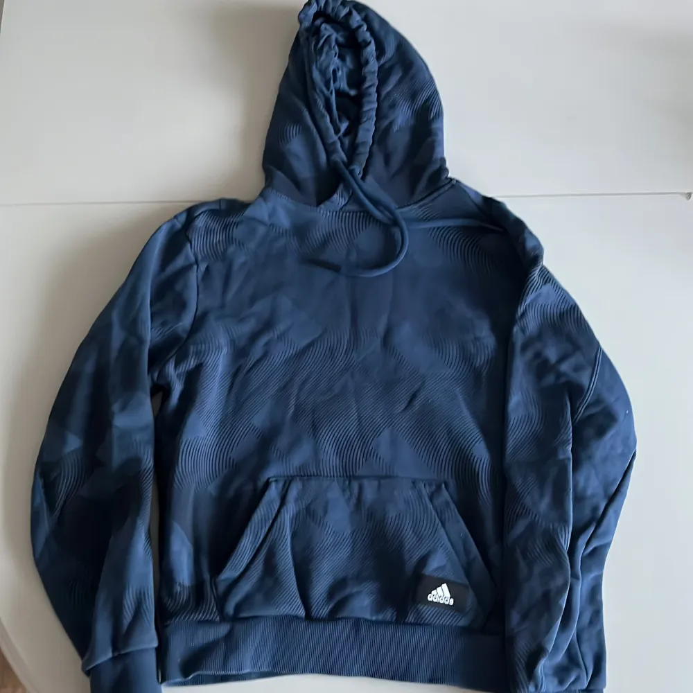 Bättre bedagad Hoodie från adidas. Härligt blått adidas mönster.. Hoodies.