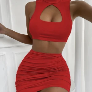2 delat outfit  - Jätte fin röd två delad outfit köpt för 239kr på Shein. Endast kjolen är använd (vid ett tillfälle) så inprincip i helt nytt skick. Väldigt stretchigt material så kjolen passar allt från s-l samma med toppen