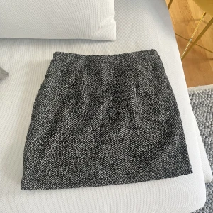 Svart och vit kjol - Super fin svart och vit kjol från hm. Den är stickad men har ett tjockt material under. 🫶 Säljer kjolen då jag inte använder den så mycket. 💞