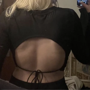 Tröja med öppen rygg - Säljer denna snygga långärmade tröjan med öppen rygg köpt på H&m förra sommaren men som inte har kommit till användning💞