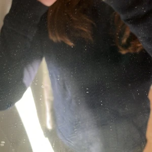 Tröja - Din mörkblå aktic stickad tröja, säljer för att den inte kommer till användning😍