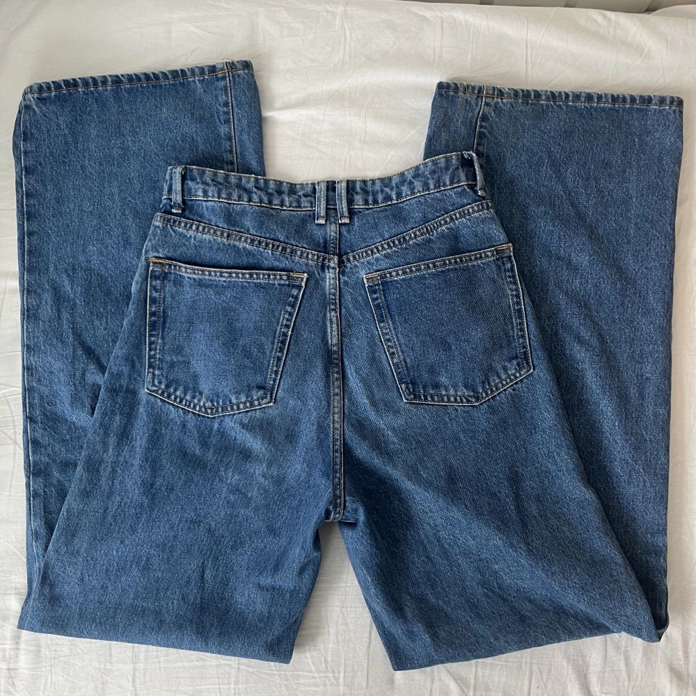 Jättesköna jeans i bra skick från Lindex, sitter löst och perfekta för lite längre personer då jag är 183cm och dem passar bra 💙 Storlek EUR 38/UK 12! Kan mötas upp i T-Centralen eller Gullmarsplan, köp via swish eller köp nu <3. Jeans & Byxor.