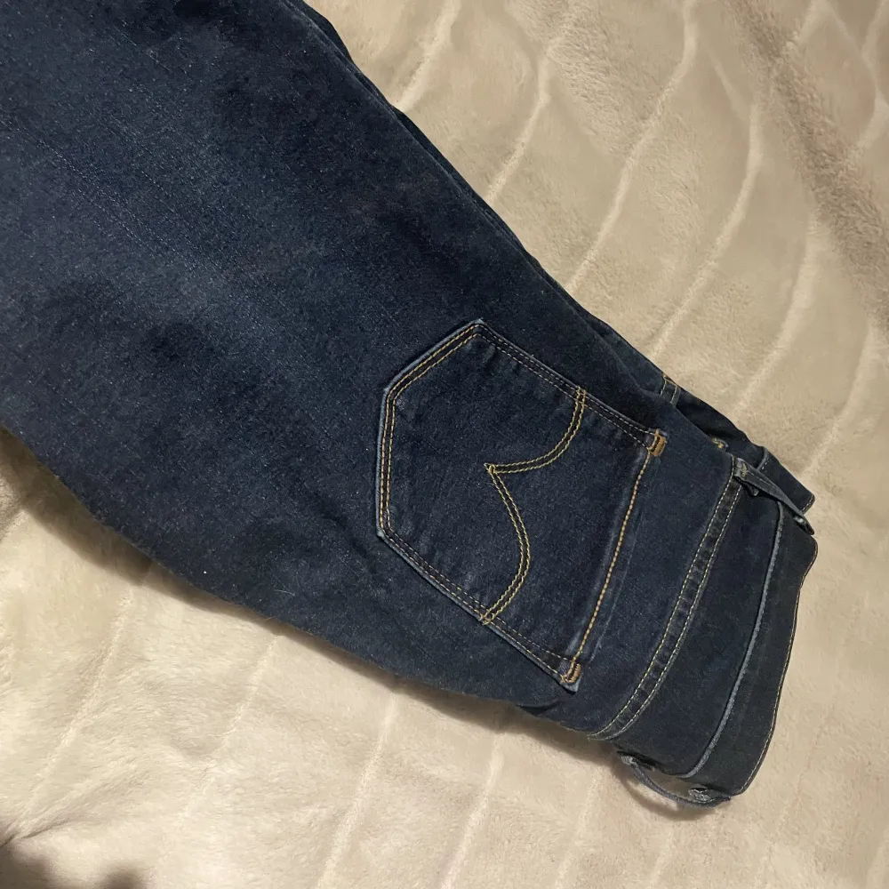 Marinblå Levis jeans i storlek 25  Väldigt fina och använd ett fåtal gånger! . Jeans & Byxor.