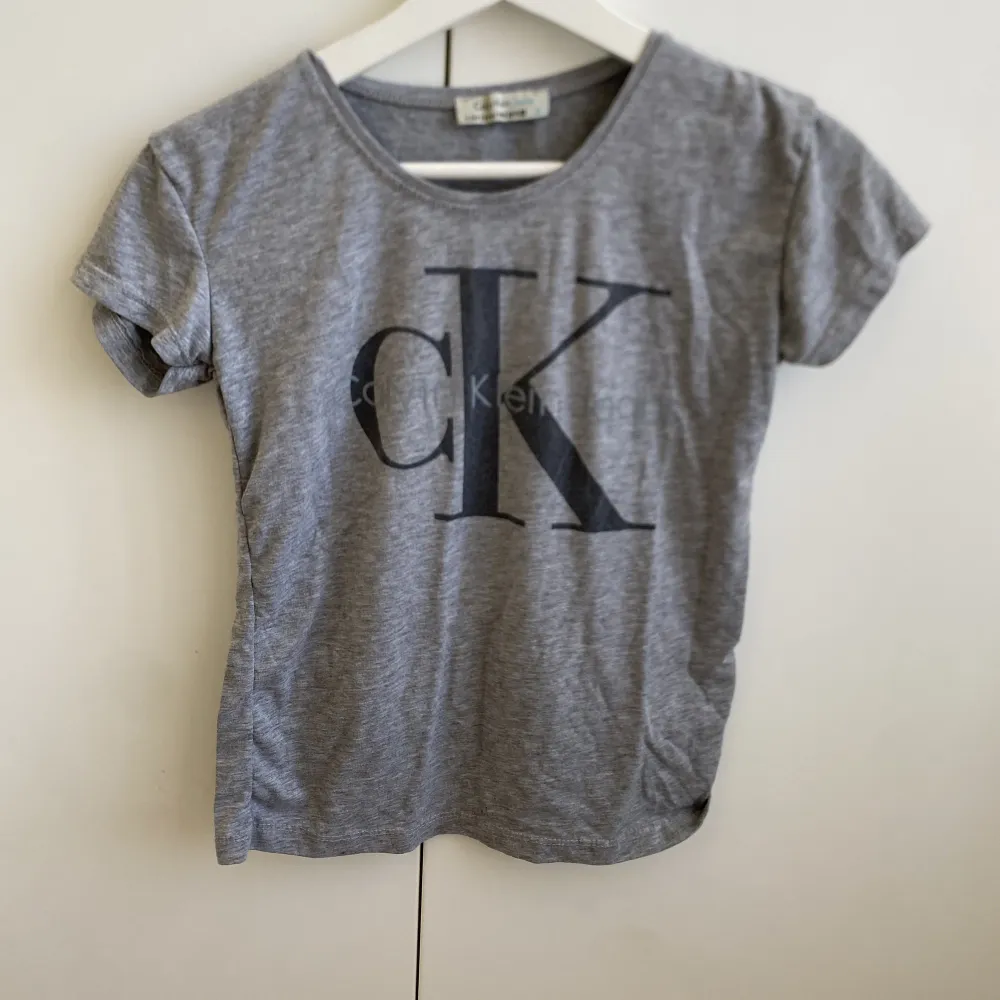 Jätte fin Calvin Klein tröja, bra skick och jätte skön🤍. T-shirts.