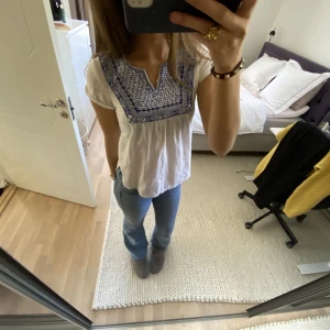 Söt blus - Säljer min absoluta favoritblus från Massimo dutti som tyvärr blivit för liten. Så skönt material och så fint mönster! Perfekt till sommaren, nyskick ❤️😇