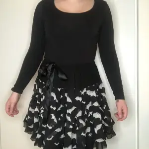Super fin kjol med fladdermöss från hellbunny. Sparsamt använd står storlek xl-XXL men passar min bra som har m/l Är resår band i midjan så är stretchig 