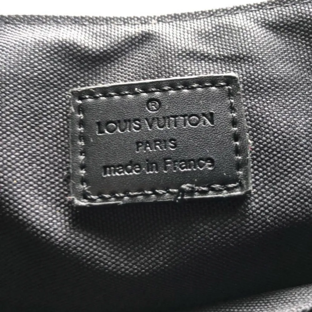 Säljer dom en LouisVuitton väska som e jätte fint säljer även jätte mycket mer saker som skor, kepsar, väskor och mycket annat . Väskor.