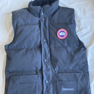 Canada Goose Väst - Ny skick, ingen användning så lägger ut för annons.  Strl - S-M  Pris diskuteras! Helst mötas i Kristianstad kommun men kan bjuda på frakten!