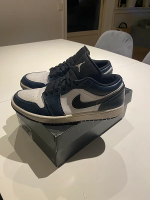 Jordan 1 low - Säljer ett par Jordan 1 low armory navy i storlek 41. Skorna är i bra skick. Anledningen till att jag säljer den är för att dem är för små för mig. Skorna köptes för 1300 kr. Originalkartongen ingår. Priset kan diskuteras. 