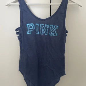 Pink body  - En body från PINK. Aldrig använd, bra skick. Pris går att diskuteras och ni kan få mer bilder vid begäran. Storlek S.