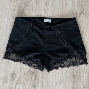 Shorts - Shorts i tunt material med dragkedja på sidan. 