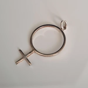 Venusberlock  - Silverberlock med venusmärket. Kan göras till halsband, armband, örhänge, nyckelring et.c! 