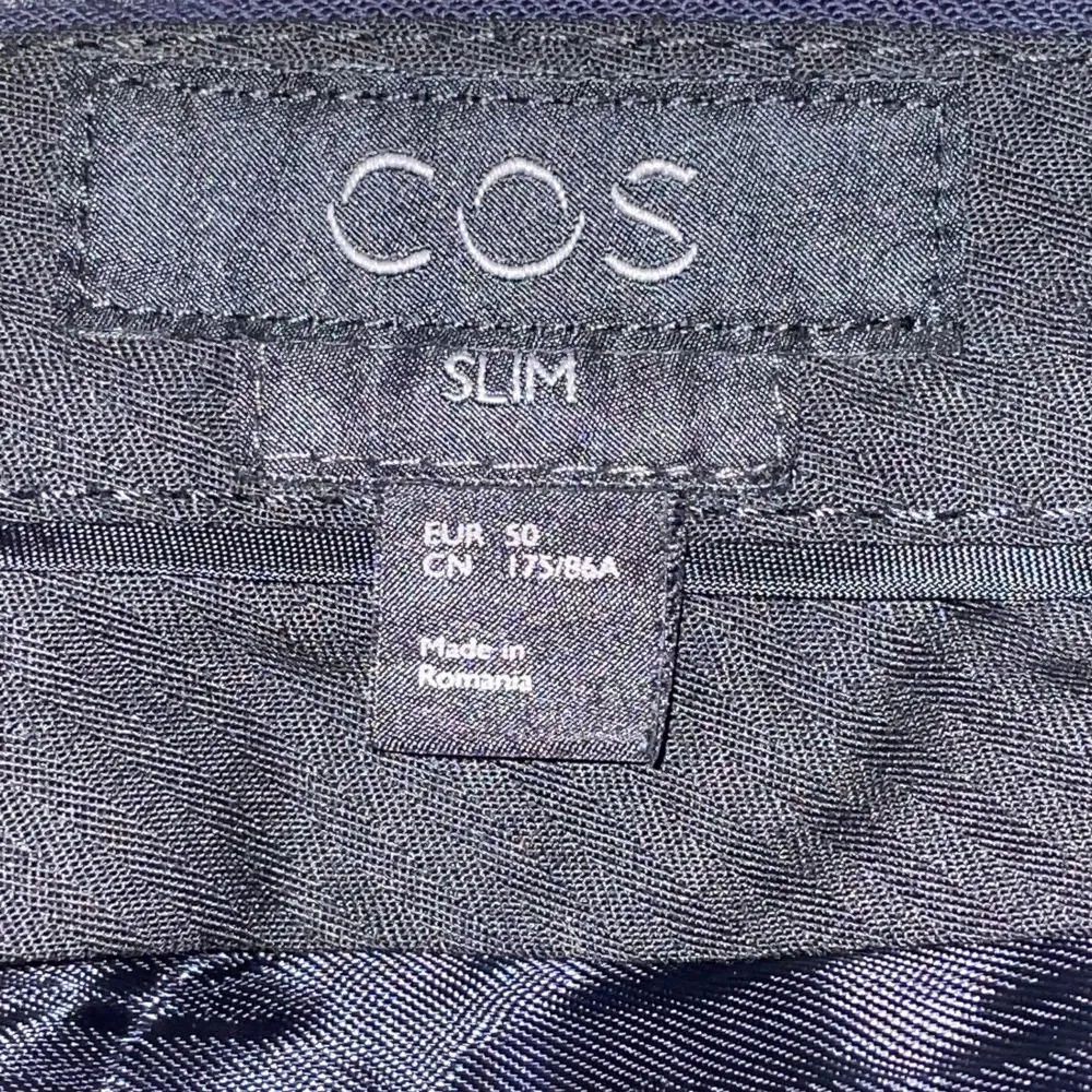 Svarta kostymbyxor från COS i storlek 50. Fint skick🥰. Jeans & Byxor.
