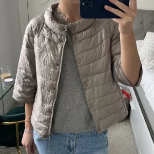 Trekvartsärmad jacka!!  - Så najs trekvartsärmad jacka som likar Herno!😍😍 Färgen är grå/beige 