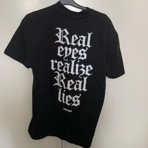 t-Shirt  - Helt okej kvalite, köpt från new yorker, passar S och M. Knappt använd. Köpt för 199kr.