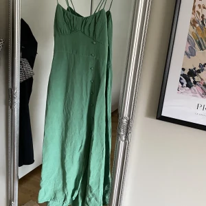 Kläning  - Grön kläning från zara med en slits, man knyter klänningen i ryggen och den har även en dragkedja bak🥰