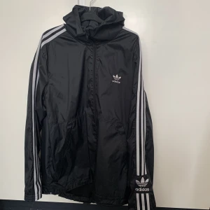 Regnjacka  - Bra kvalite, materialet står emot regn. Använd ett fåtal gånger. Köpt för 950kr. Pris kan diskuteras 