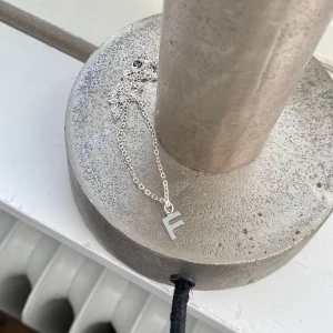 Bokstavshalsband - Alla bokstäver finns A-Z (någon kan vara slut)  Berlocken är gjort av 201 Stainless Steel &  304 Stainless Steel. Silver 69kr (49kr/st) Guld 75kr (55kr/st) FRAKT INGÅR!!  Instagram: Vikiicom