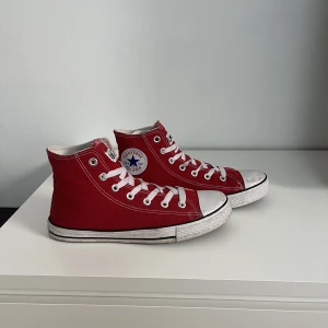 Converse  - Säljer mina röda Converse då jag inte har användning för dem längre. Storlekslappen på insidan av skon har gått av men dem är storlek 40. Pris kan diskuteras, kontakta mig vid intresse❤️