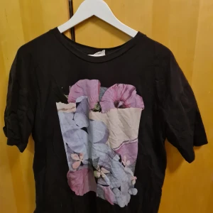 T-shirt med blommmönster - Trucket har bleknat lite men annars bra skick
