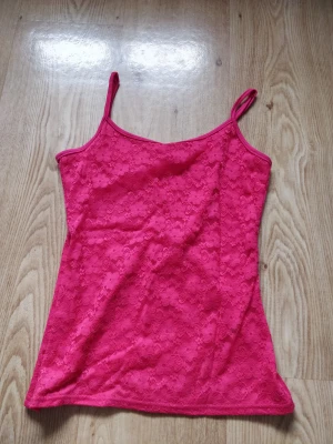 Rosa linne - Superfint linne med perfekta passformen! Har gulliga blommor i tyget och i fint skick, köpt second hand. Har ett likadant vitt också!❤️