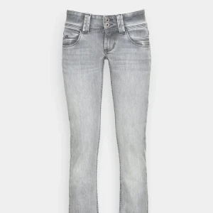 Ljusgrå pepejeans VENUS 24,32 - Säljer nu dessa totalt slutsålda pepejeansen i modellen VENUS. Storleken är 24,32!!!😍Nypris ca 1000kr!