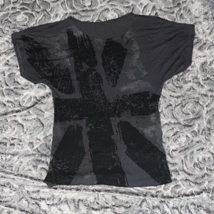 Grå t-shirt  - Grå t-shirt med tryck. Vet inte storleken men skulle gissa på S. Fint skick, köparen står för frakten.