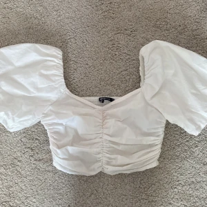 vit topp gina 🤍🫶 - säljer denna suupersöta toppen från gina då den är förliten 💓köptes sommaren 2021 men är i jättefint skick !💖kontakta mig för fler bilder eller för intresse 💋priset kan såklart diskuteras!🥰