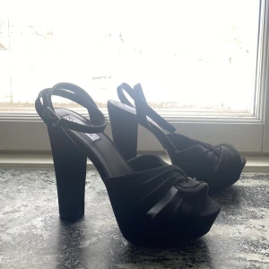 Svarta klackskor - Högklackade skor i mockaimitation från Nelly. Använda inomhus ett fåtal gånger. Några märken på sidan av skorna. Jag har mellan 38/39 men dessa passade bra Klackhöjd 11 cm Platåhöjd 3 cm