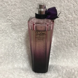 Midnight rose tresor - Säljer min midnight rosé parfym då den inte kommer till större andvändning eller rättare sagt bara inte min smak😇knappt använd🥰