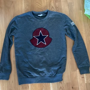 Moncler tröja - Hej! Jag säljer en moncler hoodie som är tyvärr ej äkta men är jättefin ändå! Ungdoms storlek S Den finns i Kungsängen eller stan, kan frakta med posten men blir extra kostnad. Färgen är grå