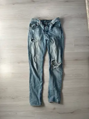 Rippade Levis jeans i storlek W26 L32