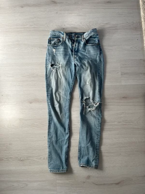 Levis jeans - Rippade Levis jeans i storlek W26 L32