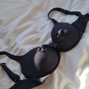 Bikinitopp - Bikinitopp med bygel från Calzedonia. Nypris 499. Söt rosett där fram och metallknäppe bak. Sista bild lånad. Köparen står för frakt. 