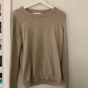 stickad tröja - säljer denna beiga stickade tröja från VILA i strl S, passar mig som bär xs/s. ❤️‍🔥