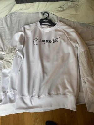 Nike Airmax sweatshirt  - Nike Airmax sweatshirt i storlek S. Knappt använd och i väldigt bra skick. Köptes för 1000kr. Pris nu 600kr 