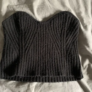 Stickad bandeau topp - Säljer denna svarta bandeau topp i storlek S💗