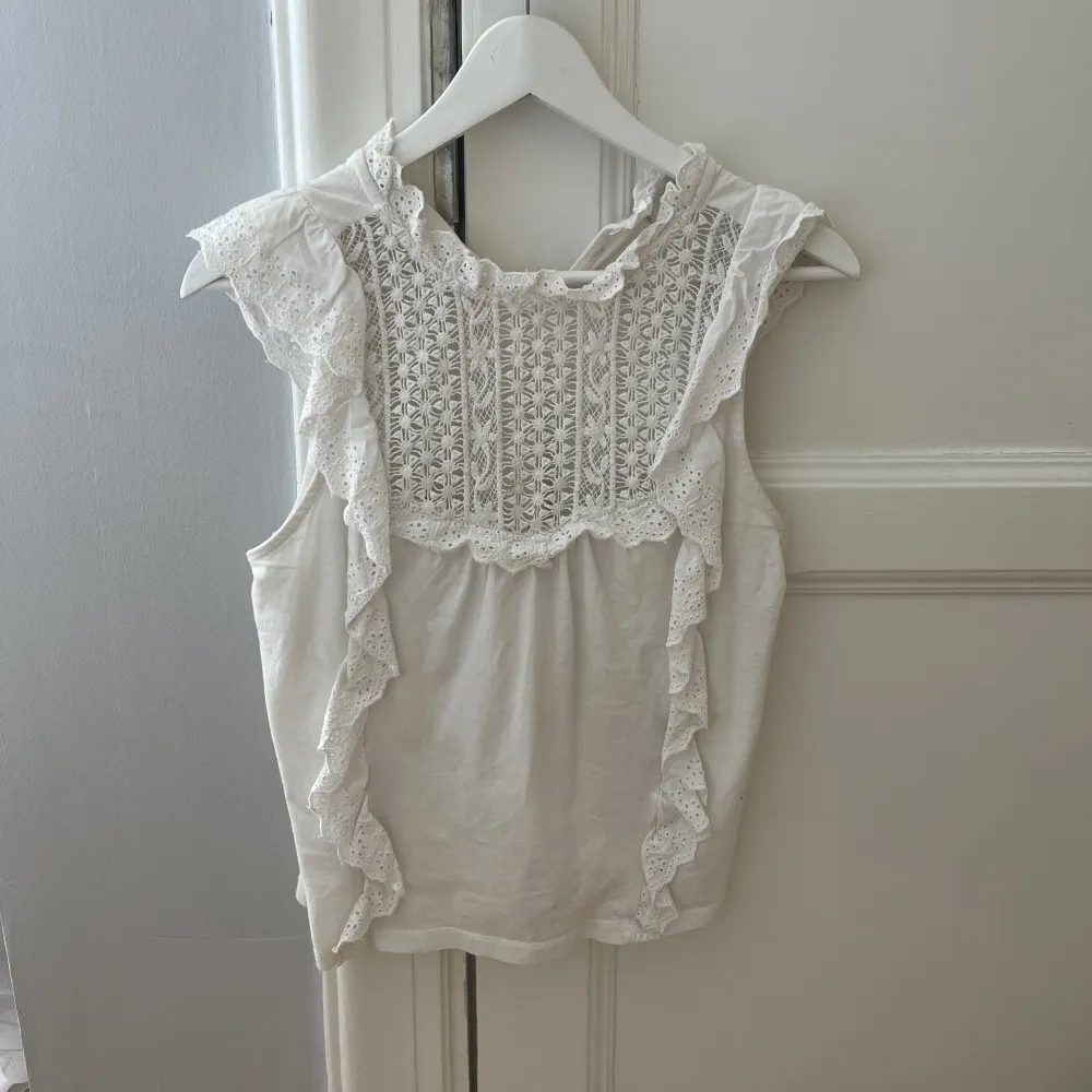 Jätte fin vit blus från zalando som ej kommer till användning. Knappt använd, precis som ny. Skriv för mer bilder 💕Högsta bud just nu 250. Puserot.