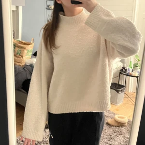 Vit stickad. - Hej! Säljer denna boxiga tröjan från hm. Använd fåtal gånger, köpt i höstas. Tjockt material men osäker på vilket🤷‍♀️ Tröjan är stickad. Inte riktigt vit utan mer cremevit 🧸