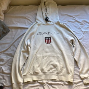 Gant hoodie - Vit gant hoodie i bra skick storlek XL(18) för barn! Passar storlek M bra👍