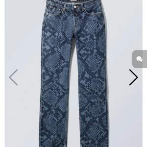 Säljer mina så coola jeans, med mönster på! Dom är andvända en gång och i super skick. Slutsålda!! 