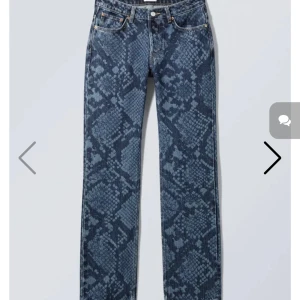 Mönstrade jeans - Säljer mina så coola jeans, med mönster på! Dom är andvända en gång och i super skick. Slutsålda!! 