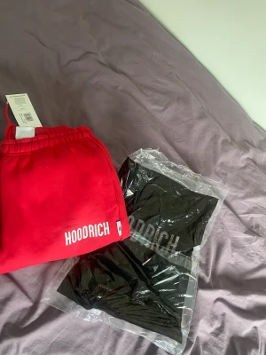 Hoodrich byxor - Säljer dessa hoodrich byxor för 280 + frakt 69 kr. I fint skick/ nyskick. Köpte från en annan i plick men tyvärr var dom inte min stil ❤️ i storlek s men passar mig som har xs. Går även att justera runt midjan.
