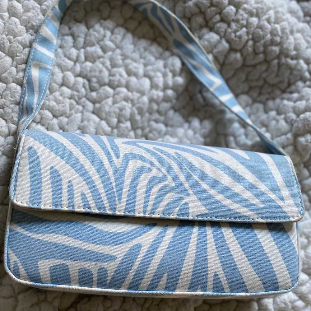 Zebra mönstrad ljus blå handväska, perfekt accessoar till våren och sommaren och rymmer mycket 🩵. Accessoarer.