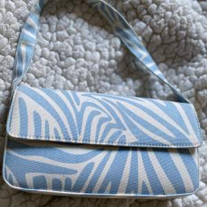 Zebra mönstrad ljus blå handväska, perfekt accessoar till våren och sommaren och rymmer mycket 🩵