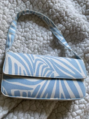 Zebra väska 🤍 - Zebra mönstrad ljus blå handväska, perfekt accessoar till våren och sommaren och rymmer mycket 🩵