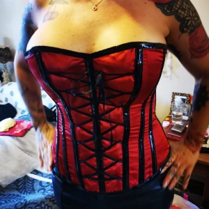 Korsett - Har släppt lite i en söm baktill, är nog lätt att fixa till. Den är storlek L men väldigt justerbar så skulle säga den kan passa M-XL. Modellen är en storlek M. Kan självklart samfrakta om man är intresserad av flera saker.