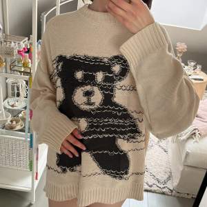 Super cool Teddy Björn sweater från Racer worldwide! Nypris 110€ och tröjan är i perfekt skick, oanvänd utan lappar💖 är du storlek M och skulle passa en bred mängd storlekar på den är oversized🥰❤️