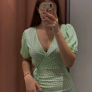 GRÖN RUTIG KLÄNNING - Grön rutig klänning från gina tricot. 💚 Helt oanvänd! Nypris: 399kr