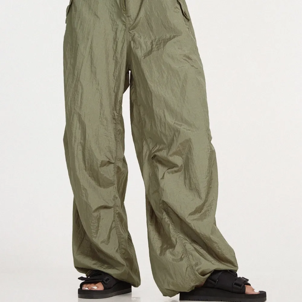 oanvända parachute trousers från motel rocks i silver green 💚 stora i storleken! bild 1 och 2 är lånad från deras hemsida. Jeans & Byxor.